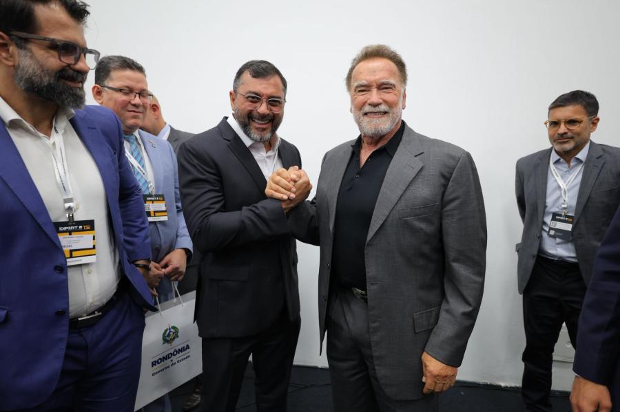 Wilson Lima apresenta a Arnold Schwarzenegger papel estratégico do Amazonas na agenda climática global