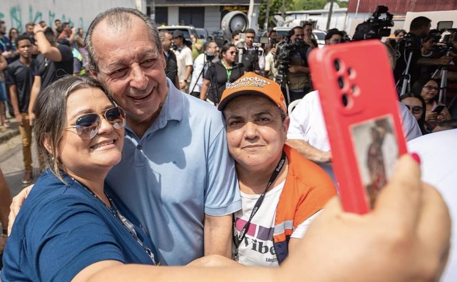 Omar Aziz lidera e venceria no 1º turno, aponta pesquisa