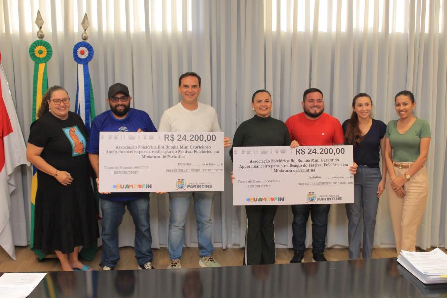 Prefeito Mateus Assayag repassa R$ 48,4 mil aos Bois em Miniatura de Parintins Prefeito Mateus Assayag repassa R$ 48,4 mil aos Bois em Miniatura de Parintins