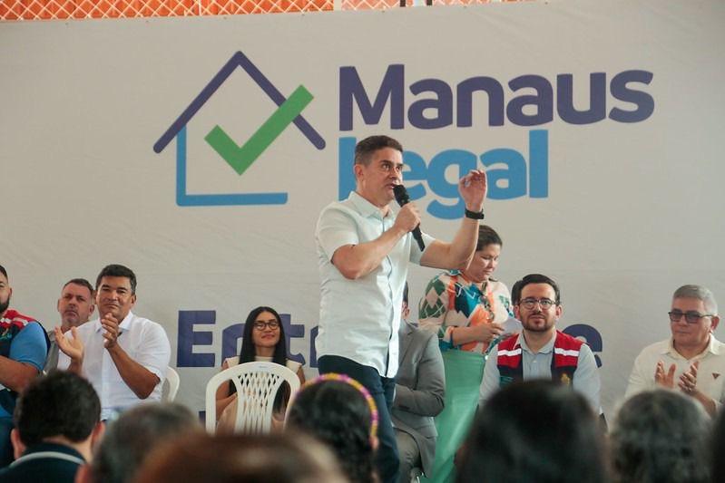 David Almeida entrega 300 títulos e consolida maior regularização fundiária de Manaus