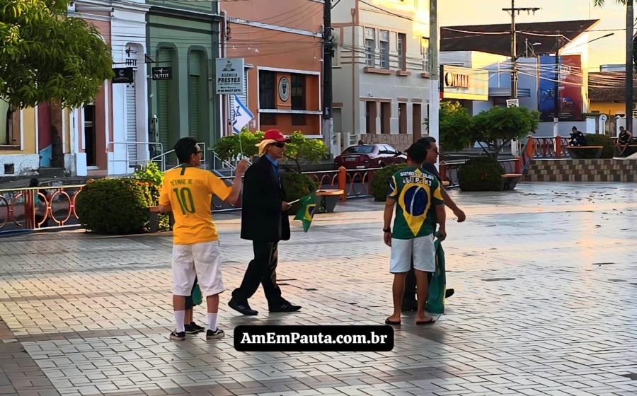 Manifestação patriota em Parintins reúne cinco pessoas e vira motivo de chacota