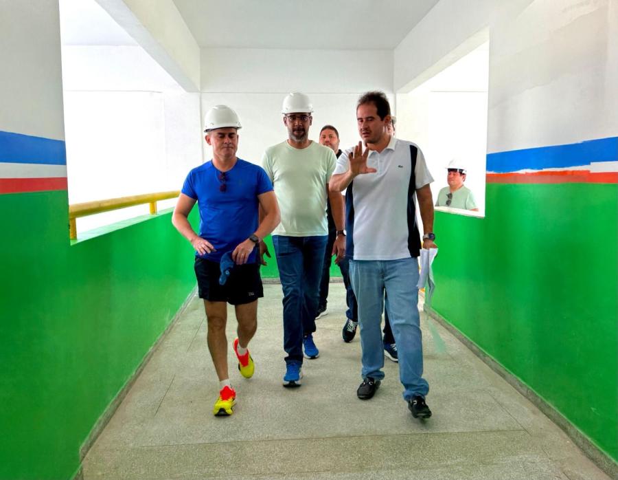 David Almeida vistoria reforma da escola Waldir Garcia, destaque no Ideb