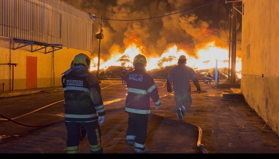 Incêndio de grandes proporções atinge empresas no Distrito Industrial II em Manaus