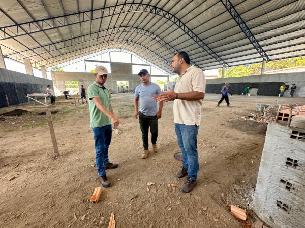 Prefeitura fiscaliza andamento de obras no Distrito do Mocambo