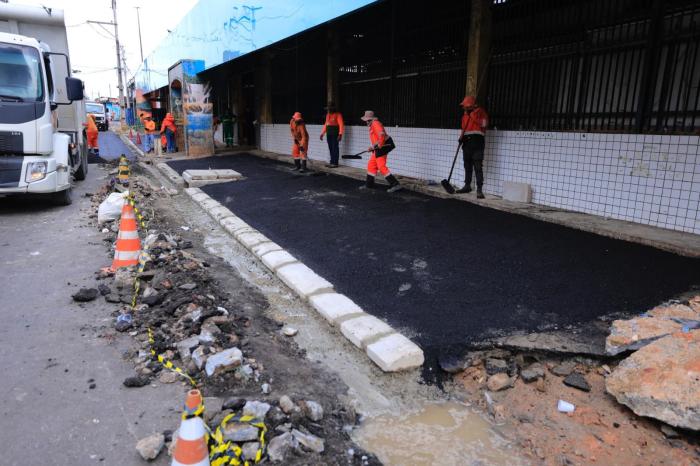 Prefeitura nivela calçada usada como estacionamento na Manaus Moderna em atendimento a feirantes