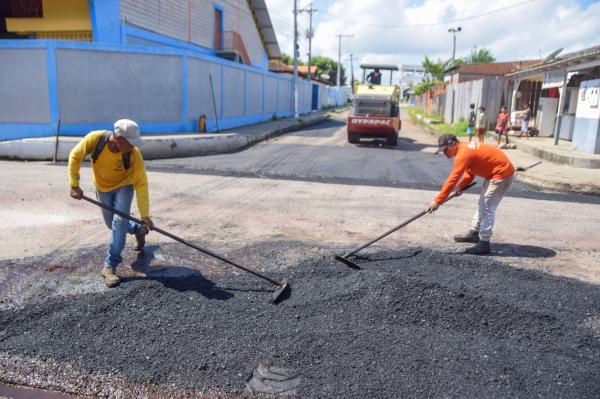Prefeitura de Parintins intensifica ações de asfaltamento para melhorar a infraestrutura dos bairros