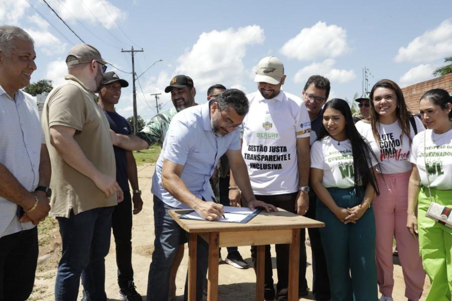 Wilson Lima visita pavimentação da estrada Codajás-Anori e inaugura iluminação de LED em Beruri e Anori