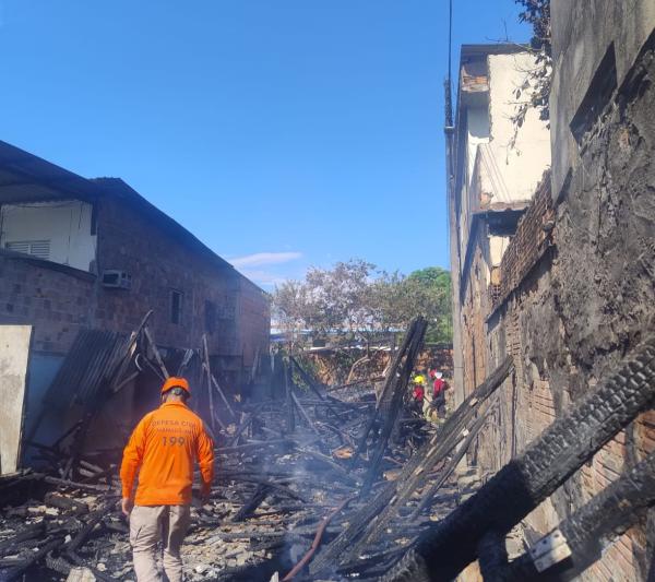 Incêndio destrói moradias no Morro da Liberdade e Prefeitura anuncia apoio às famílias