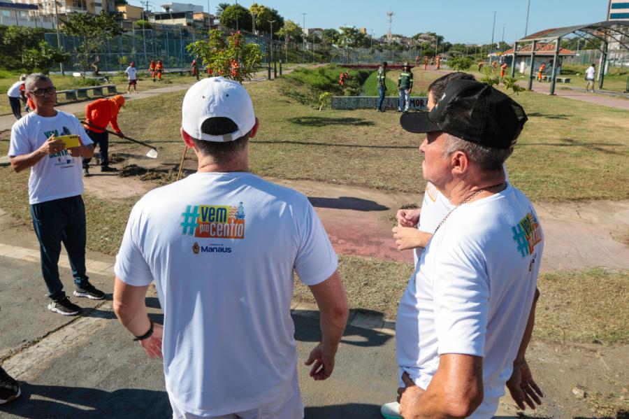 David Almeida reforça cuidado com parques do centro de Manaus em mutirão de limpeza