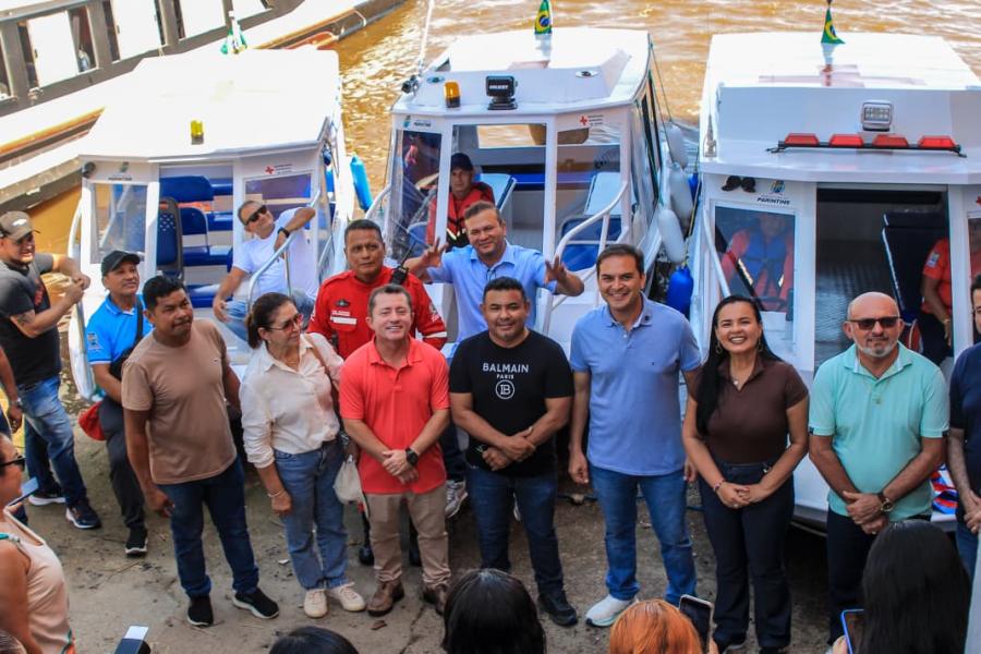 Mateus Assayag entrega novas ambulanchas para atender zona rural de Parintins