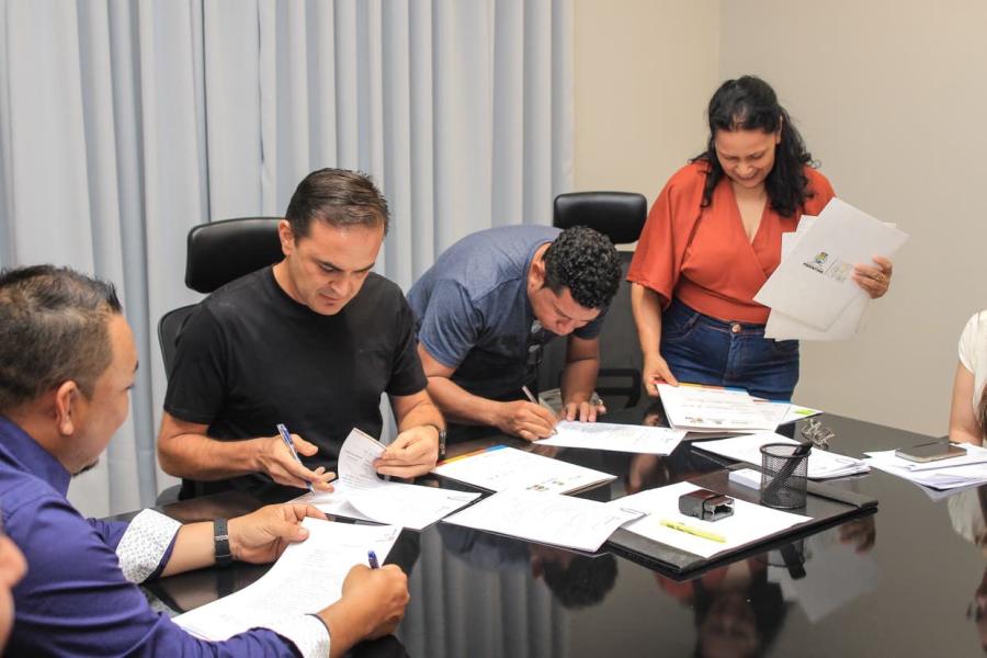 Mateus Assayag entrega títulos definitivos a moveleiros do Distrito Industrial