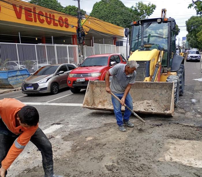 Prefeitura de Manaus recupera sistema de drenagem no bairro Adrianópolis Prefeitura de Manaus recupera sistema de drenagem no bairro Adrianópolis