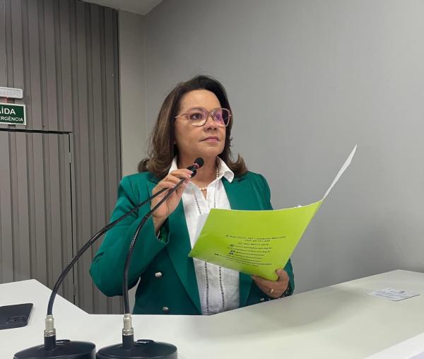Márcia Baranda solicita abertura de Processo Seletivo para psicólogos e assistentes sociais na rede estadual de ensino