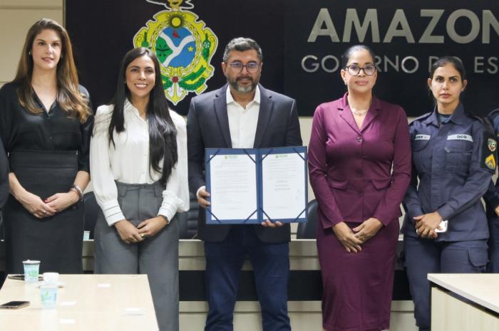 Wilson Lima sanciona lei que autoriza uso de armas de choque por mulheres no Amazonas Wilson Lima sanciona lei que autoriza uso de armas de choque por mulheres no Amazonas