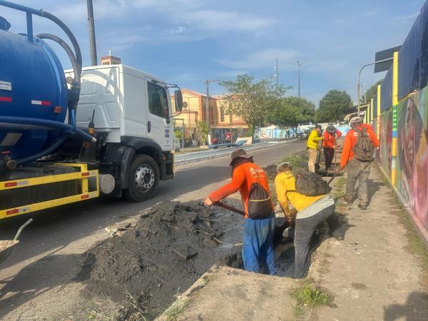 Prefeitura de Parintins reforça limpeza de bueiros e manutenção da drenagem em bairros da cidade