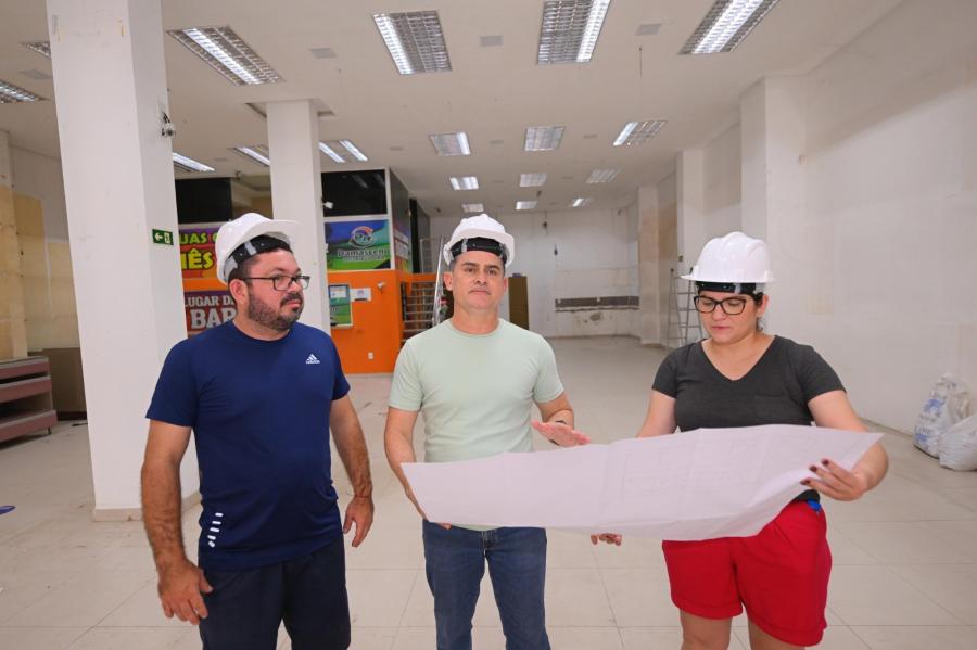 David Almeida vistoria obras de centros de acolhimento no Centro de Manaus