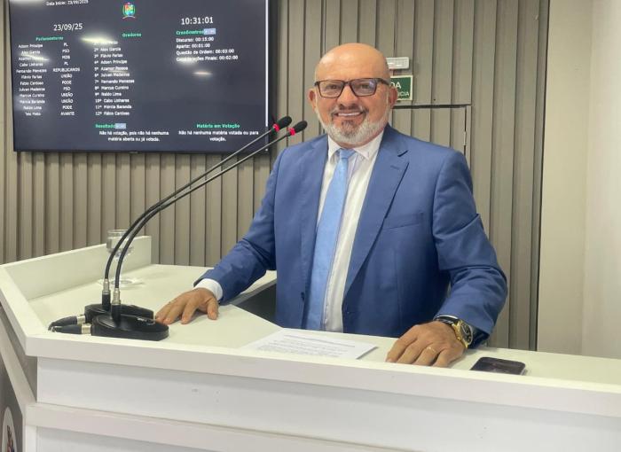 Cabo Linhares solicita melhorias na estrutura da Escola Municipal Francisco Freitas dos Santos