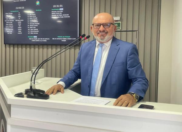 Cabo Linhares solicita melhorias na estrutura da Escola Municipal Francisco Freitas dos Santos