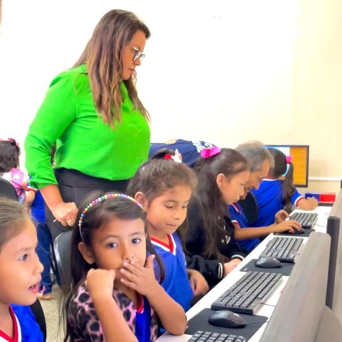 Márcia Baranda sugere expansão de projeto que leva computadores às escolas infantis