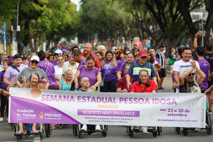 Prefeitura de Manaus apresenta 'Vamos Conversar?' em caminhada na Getúlio Vargas