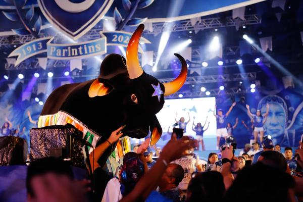 'Málúù Dúdú' faz de Caprichoso o primeiro bumbá a atingir 2 milhões de plays no Spotify