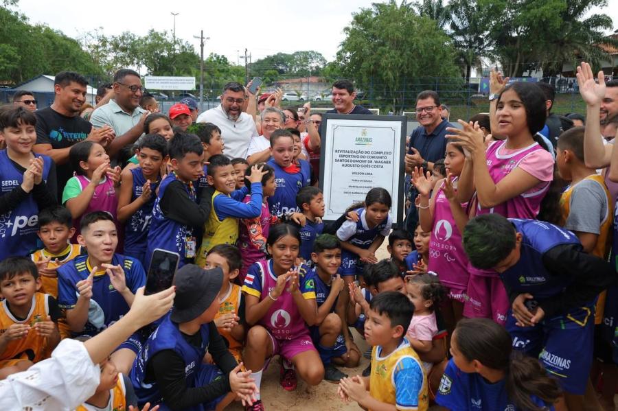 Wilson Lima entrega complexo revitalizado no conjunto Santos Dumont na véspera do Dia das Crianças