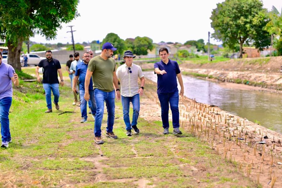 David Almeida fiscaliza limpeza e macrodrenagem do igarapé do Mindu