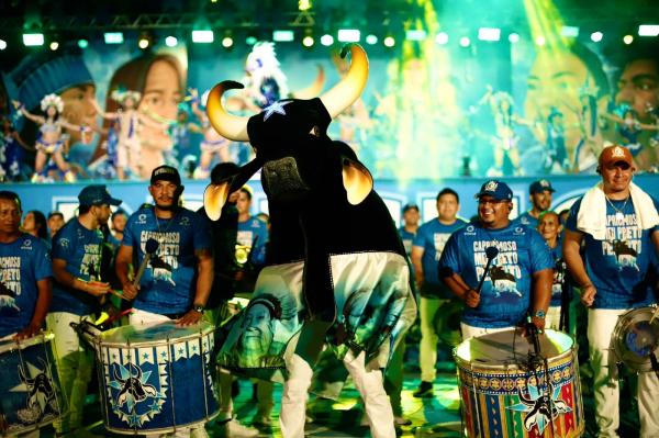 Hasteamento do pavilhão e ensaio técnico abrem celebração dos 112 anos do Boi Caprichoso