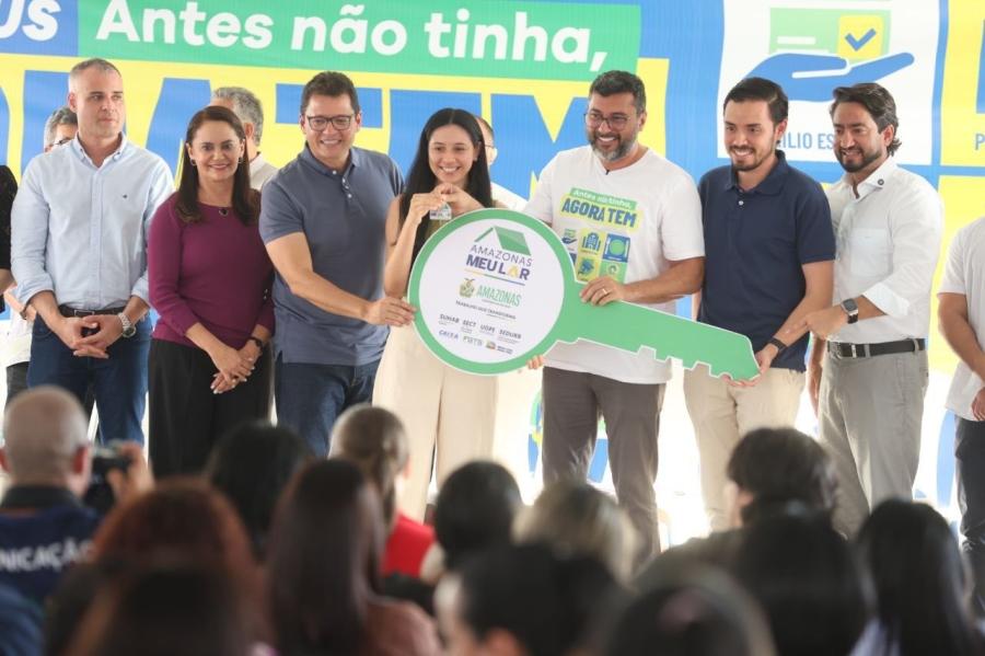 Wilson Lima entrega apartamentos do programa Meu Lar a 48 famílias