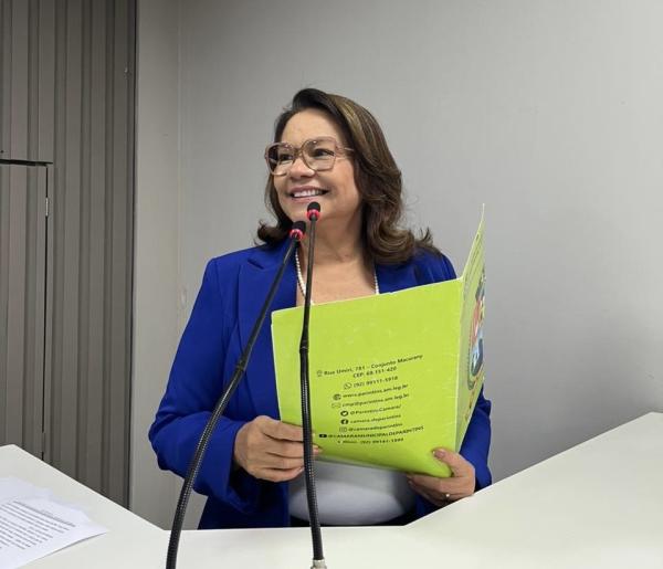Márcia Baranda solicita criação do Programa Municipal de Valorização dos Professores em Parintins