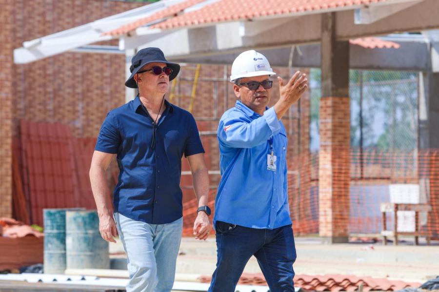 David Almeida acompanha fase final das obras do Residencial Carlos Braga