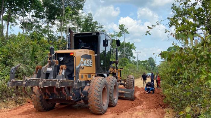 Prefeitura de Parintins intensifica recuperação de vicinais na Vila Amazônia Prefeitura de Parintins intensifica recuperação de vicinais na Vila Amazônia