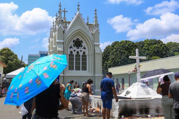 Mais de 700 mil pessoas visitam cemitérios de Manaus no Dia de Finados