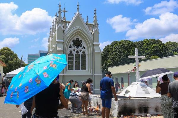 Mais de 700 mil pessoas visitam cemitérios de Manaus no Dia de Finados