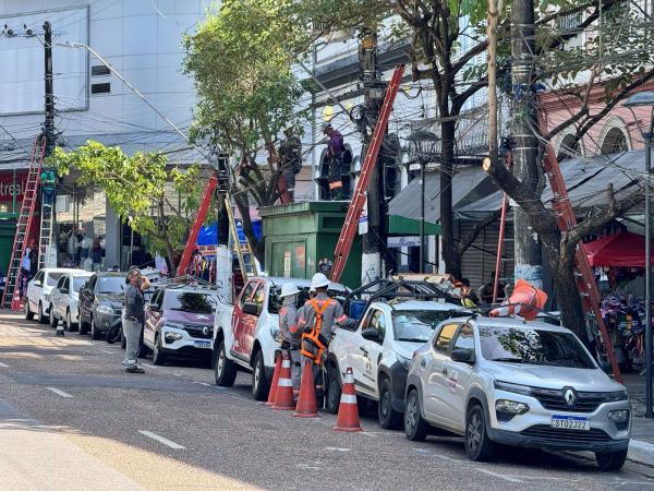 Prefeitura de Manaus remove 7,5 toneladas de cabos irregulares do Centro Histórico