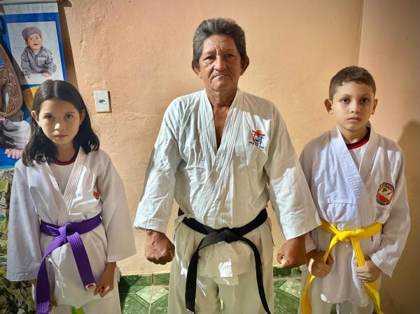 Atleta mirim conquista duas medalhas de ouro no karatê e celebra vitórias ao lado do avô em Parintins
