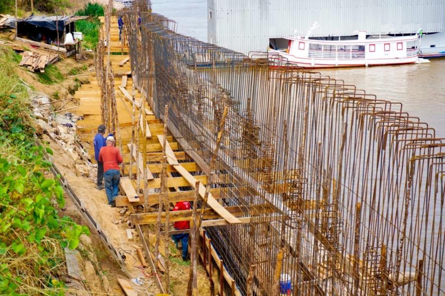 Mateus Assayag acompanha e destaca avanços nas obras do Muro de Arrimo em Parintins