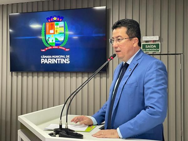 Fábio Cardoso pede criação de espaço sensorial para pessoas com TEA