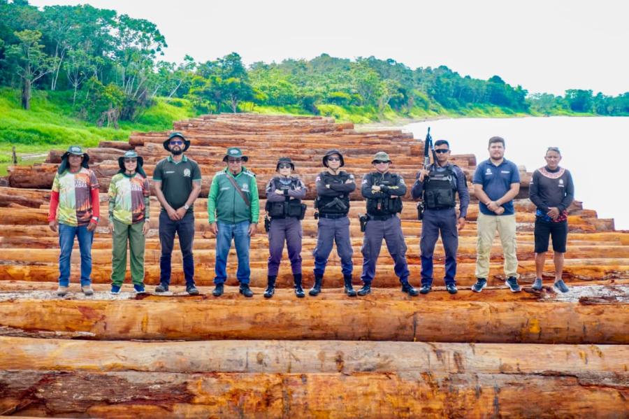 Autoridades interceptam balsas com 3 mil m³ de madeira em Parintins