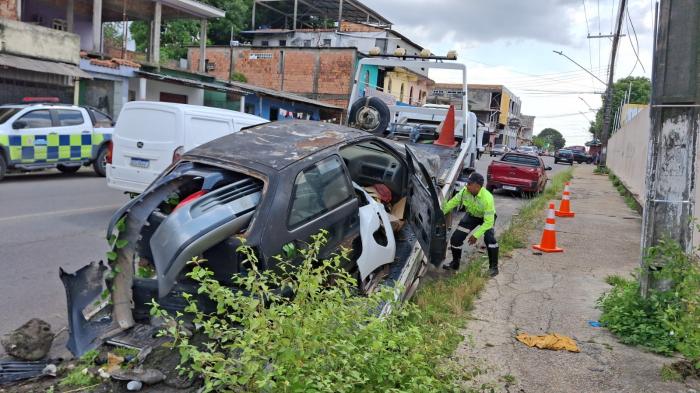 Prefeitura de Manaus intensifica Operação Sucata e remove veículos abandonados na zona Norte