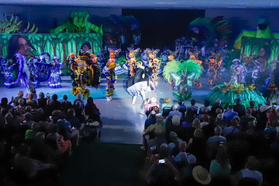 Caprichoso abre temporada de shows para turistas internacionais em Parintins