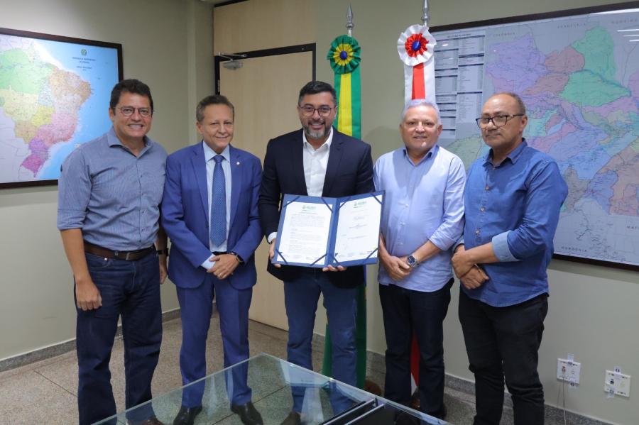 Wilson Lima assina ordem de serviço para obras de recuperação viária em Pauini pelo Programa Asfalta Amazonas