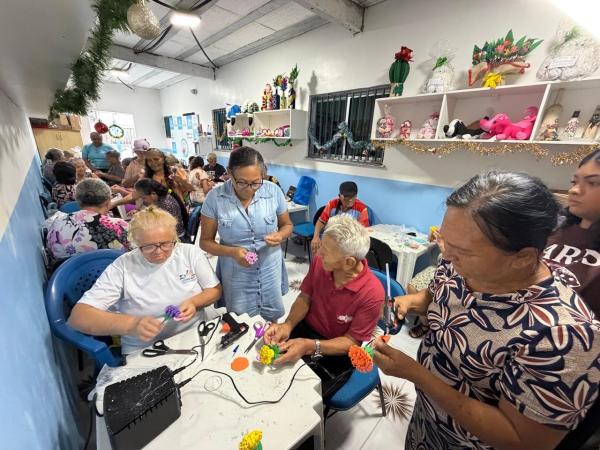 Prefeitura de Manaus promove oficinas de artesanato para idosos empreenderem