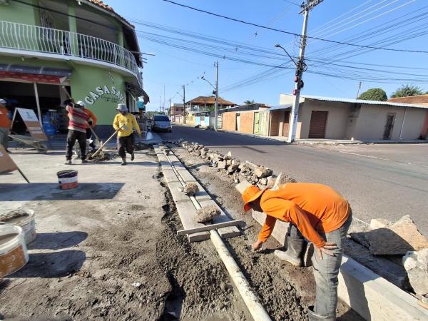 Prefeitura de Parintins intensifica obras de asfalto e reforço das canaletas