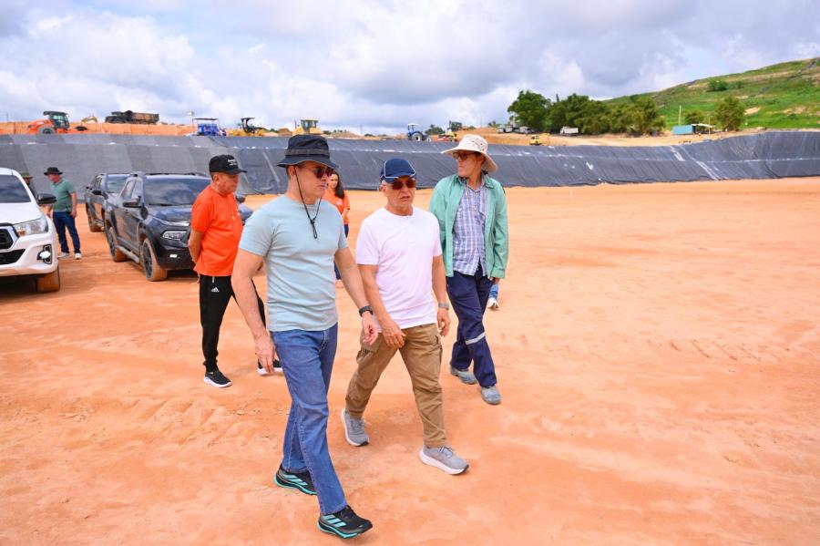 David Almeida acompanha avanço de 75% do novo aterro sanitário de Manaus