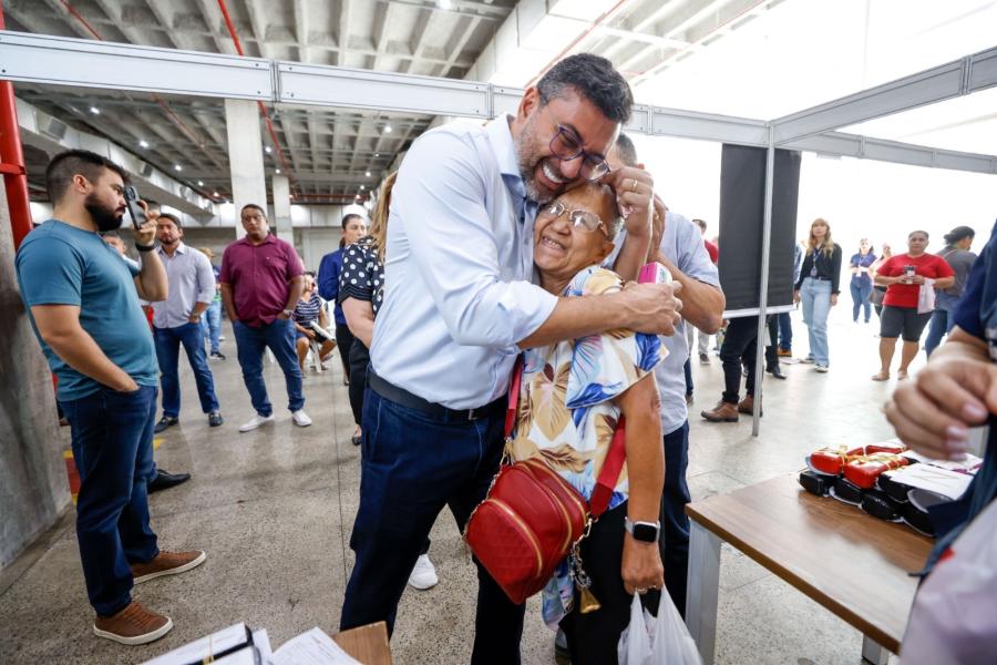 Wilson Lima entrega 2 mil óculos e amplia acesso à saúde ocular no Amazonas