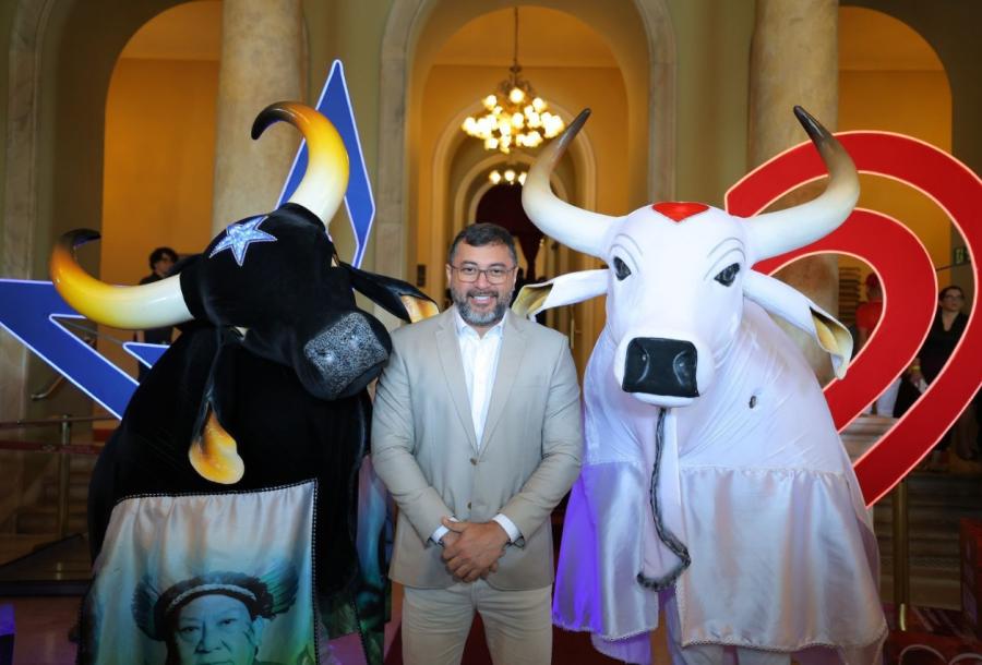 VÍDEO: Wilson Lima faz ação de natal e entrega mil novos cartões do Auxílio Estadual em Parintins