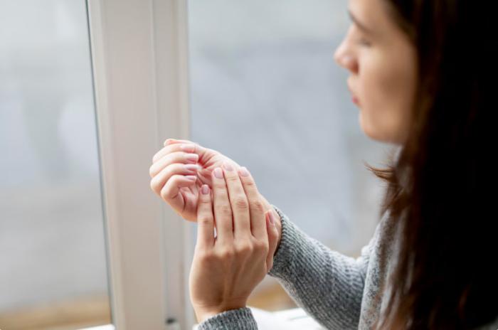 Sinais nas unhas podem indicar problemas de saúde e vão além da estética