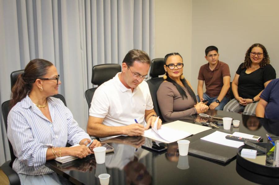 Mateus Assayag anuncia licitação para realização de concurso público em Parintins