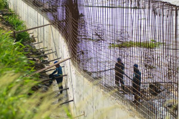 Construção do muro de arrimo avança na orla de Parintins e chega a 50% de execução da obra